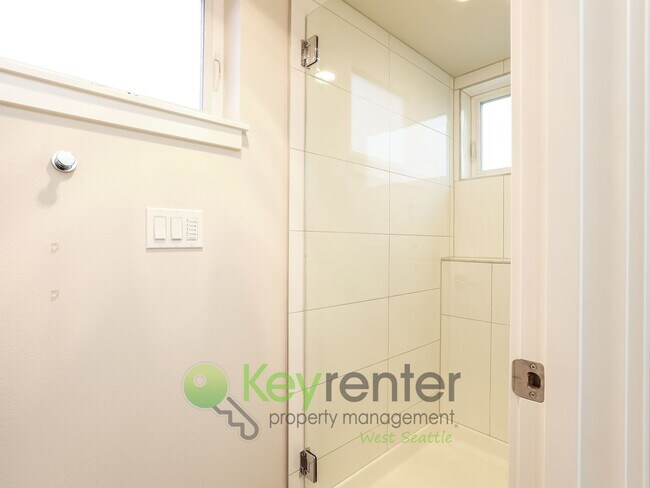 Building Photo - Bright, Modern Townhome Steps from Ballard Dining and Cafes