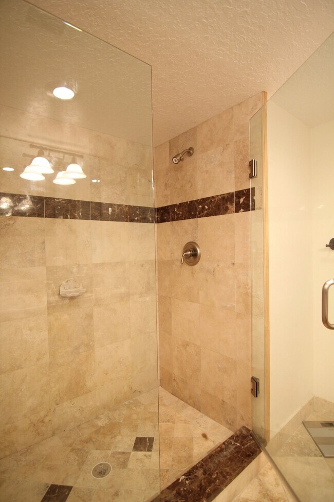 Building Photo - Gorgeous Furnished Direct Ocean Condo in Indialantic