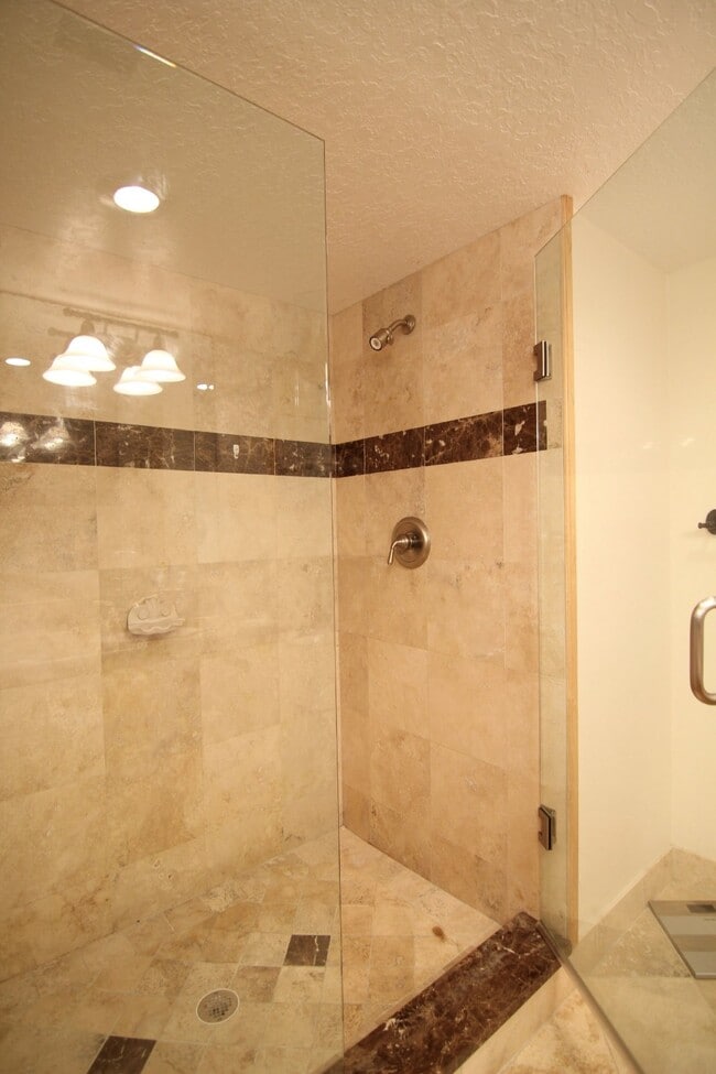 Building Photo - REEF CONDO DIRECT OCEAN FRONT