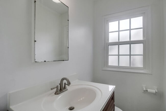 Building Photo - Price drop! Cozy Home Between Mission Beac...