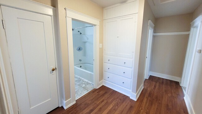 Building Photo - Vacancy at Whittier Duplex!