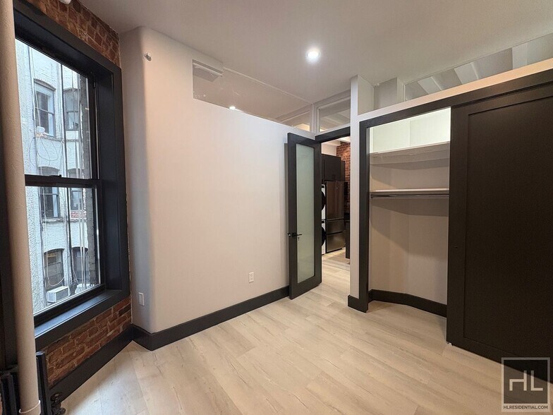 Building Photo - Mott Street
