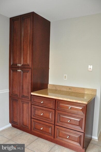 Building Photo - 9705 Glen Ave