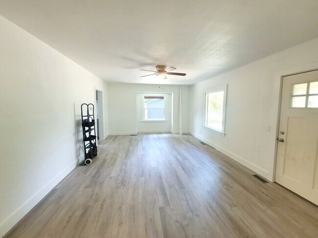 Building Photo - Remodeled 3 Bedroom Plus Office with Large...