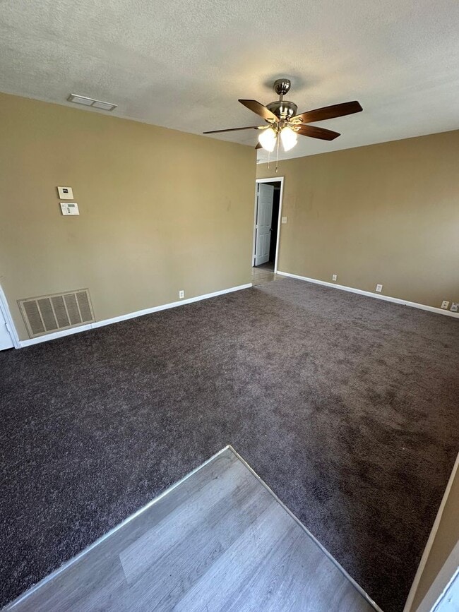 Building Photo - 4 bedroom 1 bath