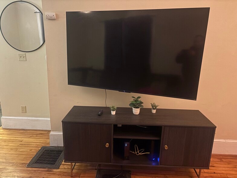 Building Photo - 412 S Beech St