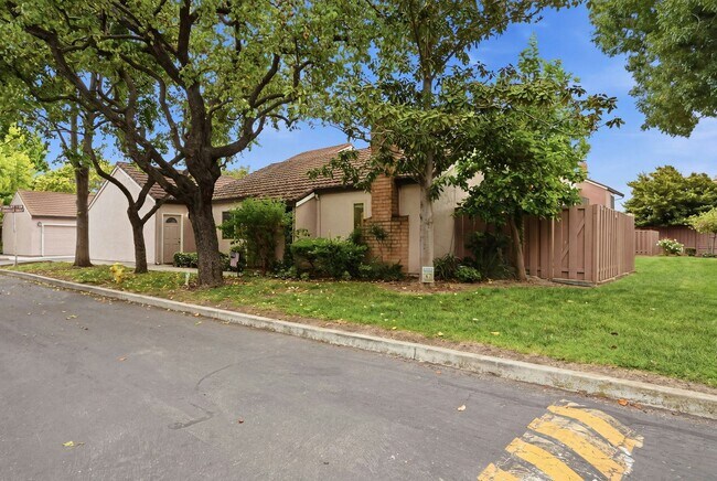 Building Photo - 2524 Roblar Ln