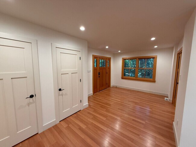 Building Photo - CRAFTSMAN 5BD / 3.5BA HOME ON DESIRABLE CU...