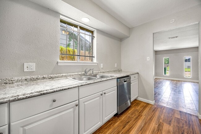 Building Photo - 5618 Briarwick Ln