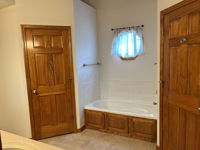 Building Photo - Beautiful Home in Republic! Wont Last!