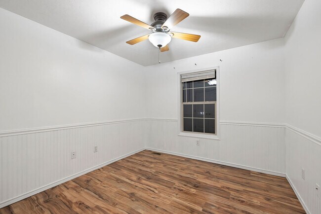 Room#2 - 525 Meade Ave