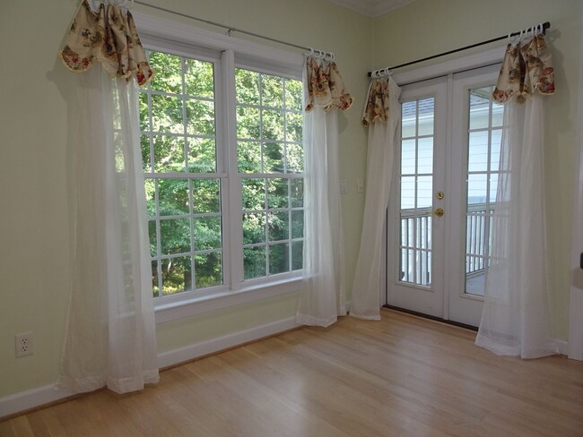 Building Photo - 4 Bedroom 3.5 bathroom Rental Home in Ford...