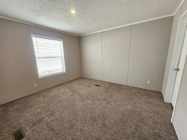 Building Photo - 299 Tamarack
