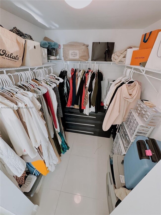 Building Photo - 1861 NW S River Dr