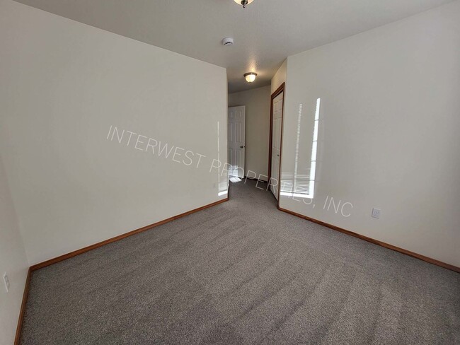 Building Photo - *1/2 OFF 1ST MONTH'S RENT PROMO* 3 Bed NE ...