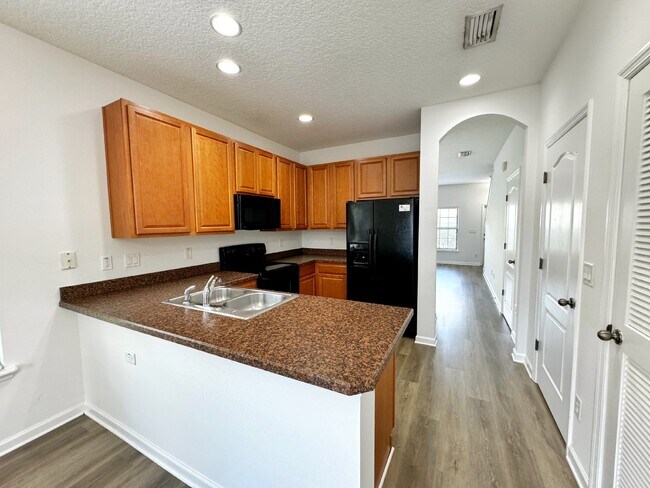 Building Photo - 3BR/2.5BA Paloma Townhome. Bright & Comfortable!
