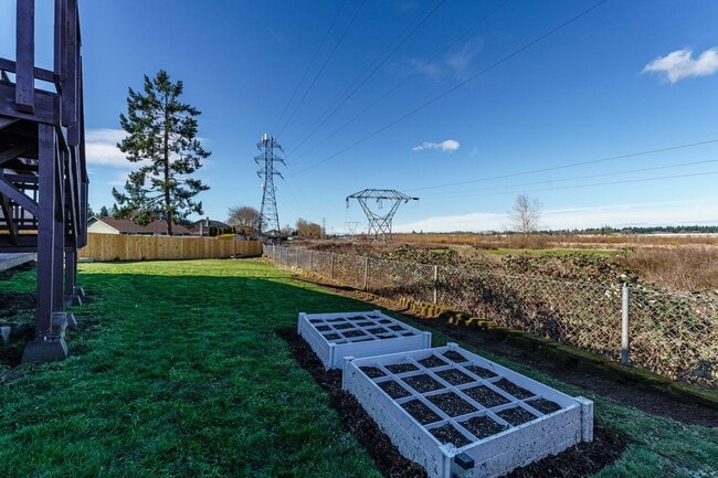 Building Photo - 4 Bedroom 2.5 Bathroom With Large Fenced B...