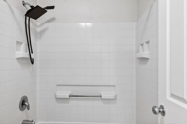 Building Photo - Beautiful Upgraded Townhome: 1,676 sqft, 2-Car Garage + Iron Horse Trail Access