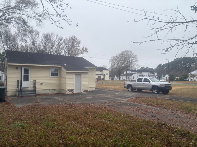 Building Photo - 609 W Holly St