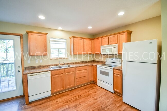 Building Photo - 2 Bedroom, 2 1/2 Bath Townhome in Urbandale with attached Garage!!!