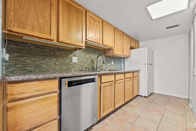 Building Photo - Amazing 2 Bed Condo in Noho!
