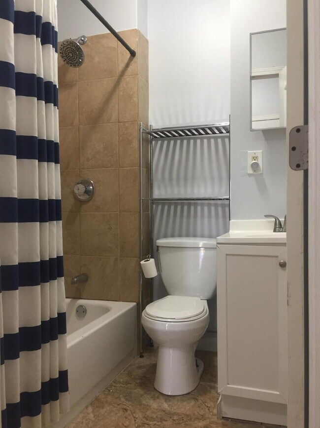 Building Photo - Updated Fox Park Apartment with Bonus Room & Fenced Yard