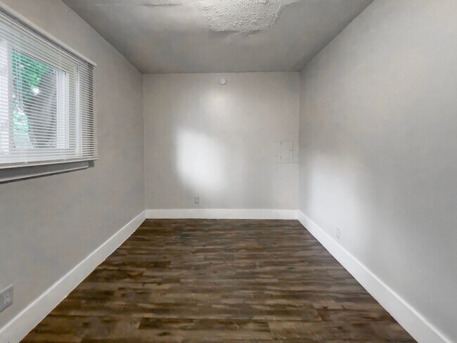 Building Photo - 700 W Powers St