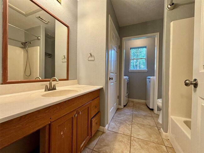Building Photo - 10642 Royal Pines Dr