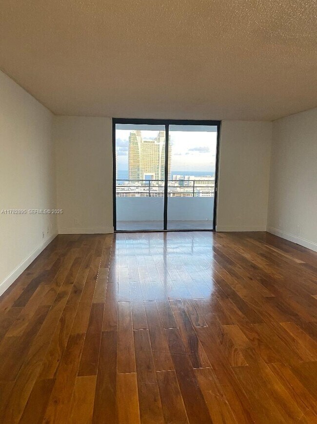 Building Photo - 2500 Parkview Dr