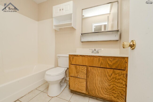 Building Photo - 1215 N Pacific Ave