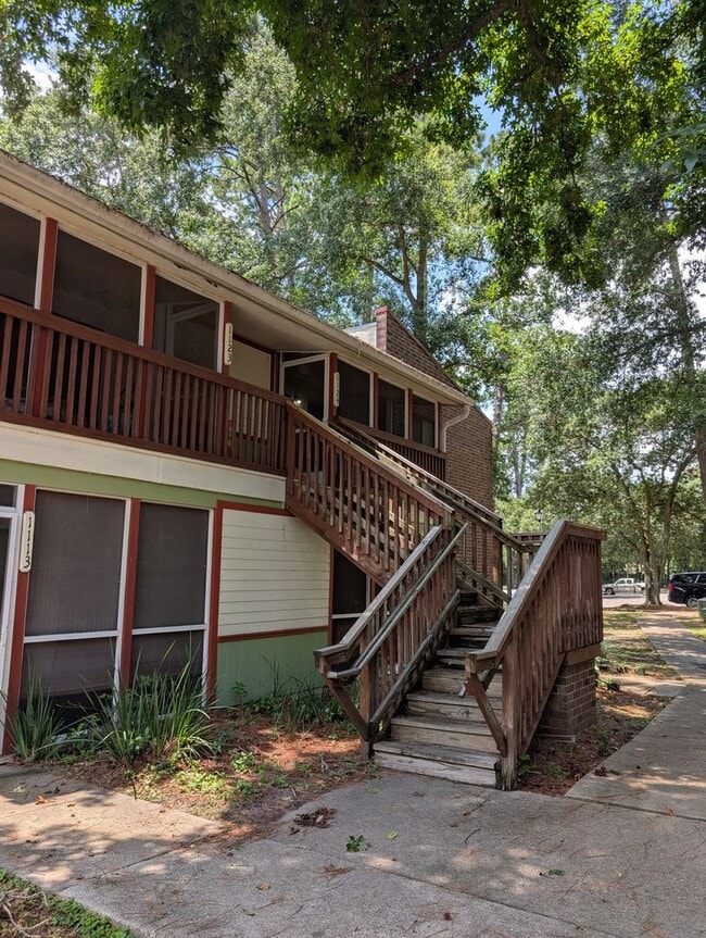 Building Photo - 2/1 Condo with screened porch and community pool