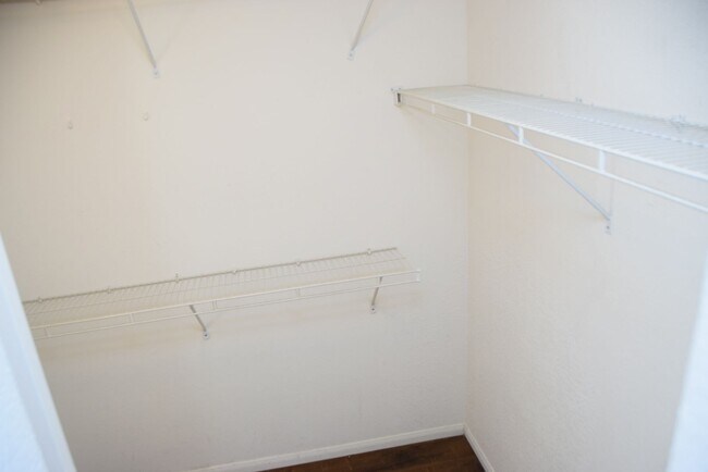 Building Photo - BEAUTIFUL 4 BEDROOM, 2.5 BATH SINGLE-FAMIL...