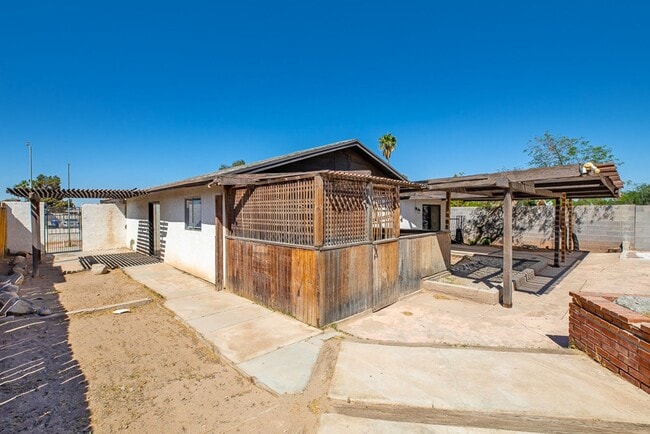 Building Photo - Rental Availalble