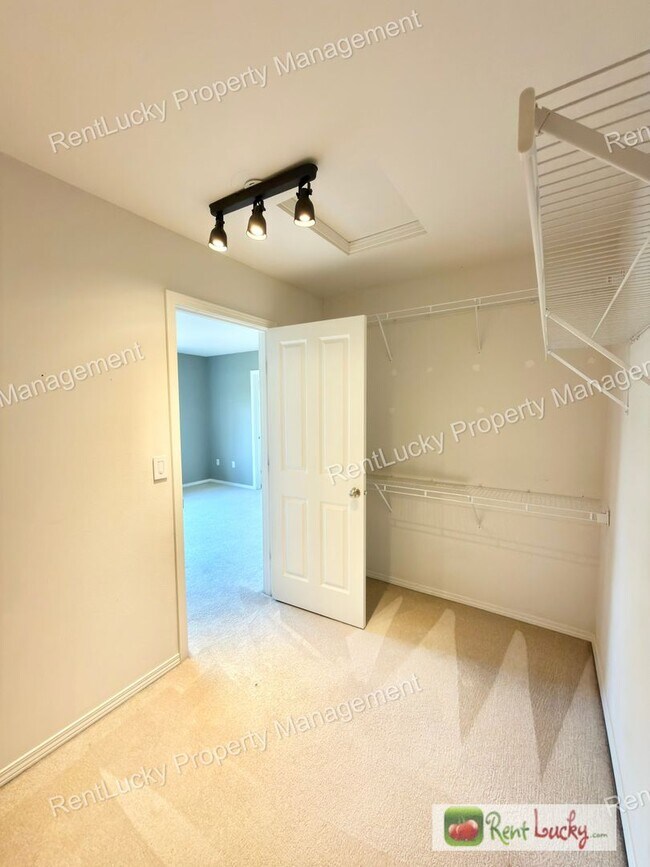 Building Photo - Beautiful 4 Bedroom Home in Lakeland Hills! High Ceilings, Natural Light, and Generous Layout!