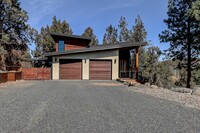 Building Photo - Gorgeous home close to downtown Tumalo