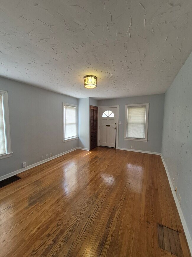 Building Photo - Charming 2-bedroom home!