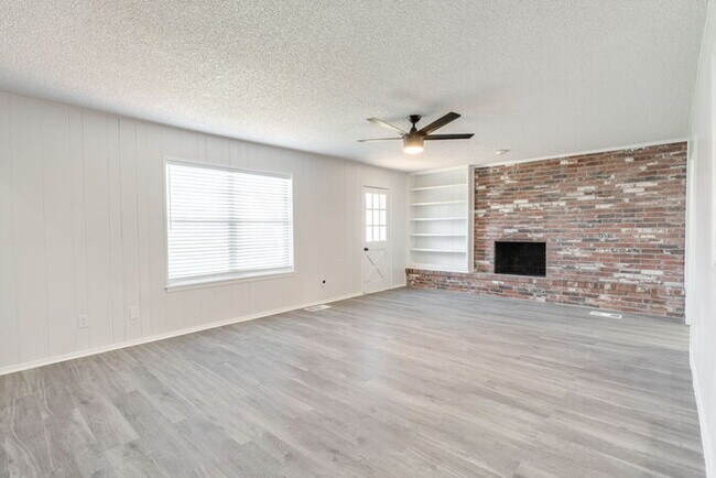 Building Photo - 11715 N Francis Ave