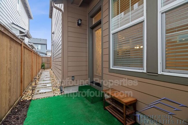 Building Photo - 6843 SE Red Alder St