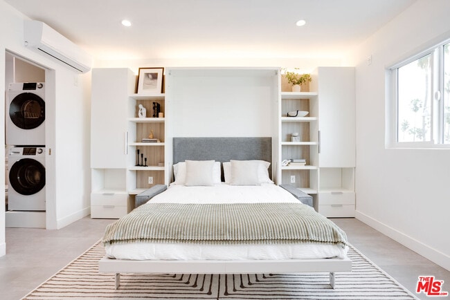 Building Photo - 1313 Ocean Front Walk