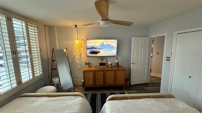 Building Photo - 5161 Collins Ave