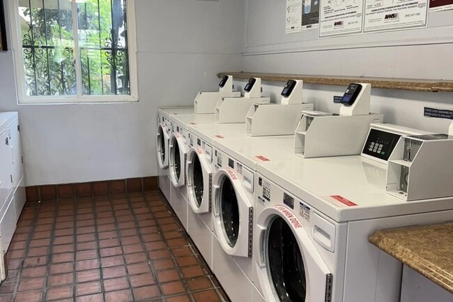 Building Photo - Newly Renovated 1 Bedroom Unit only 10 minutes from Disneyland