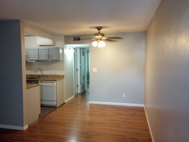 Building Photo - Cherry Creek Schools, 2 bed, 1 bath, 900 s...