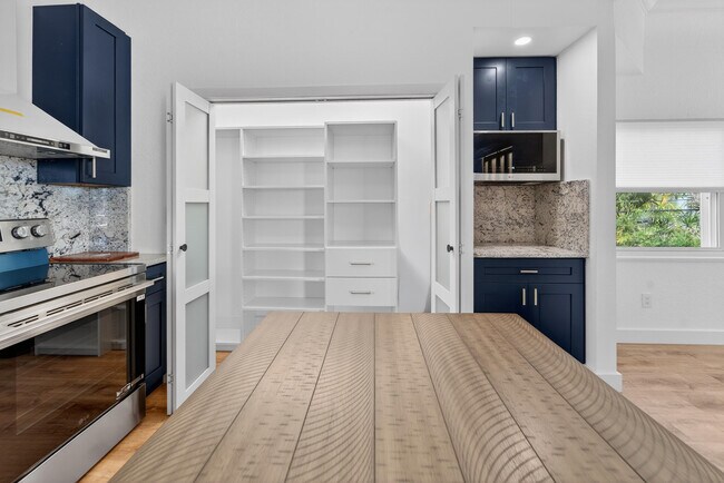 Building Photo - 300 E 24th St