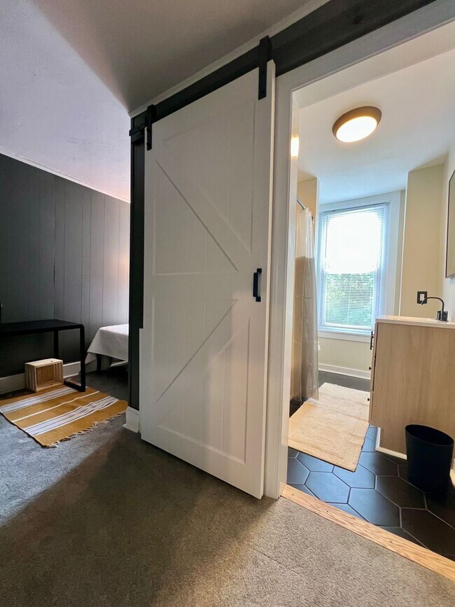 Building Photo - Stunning 2-Bedroom Townhouse in Manayunk! Available NOW!