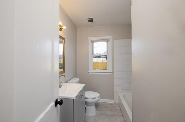 Building Photo - 3862 Kelly Cir E