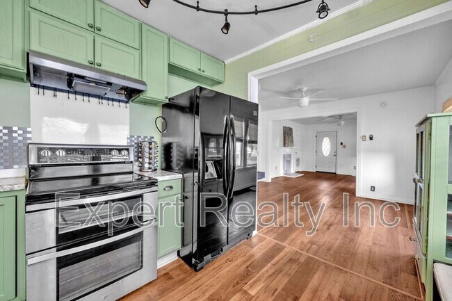 Building Photo - 1245 Waverly St