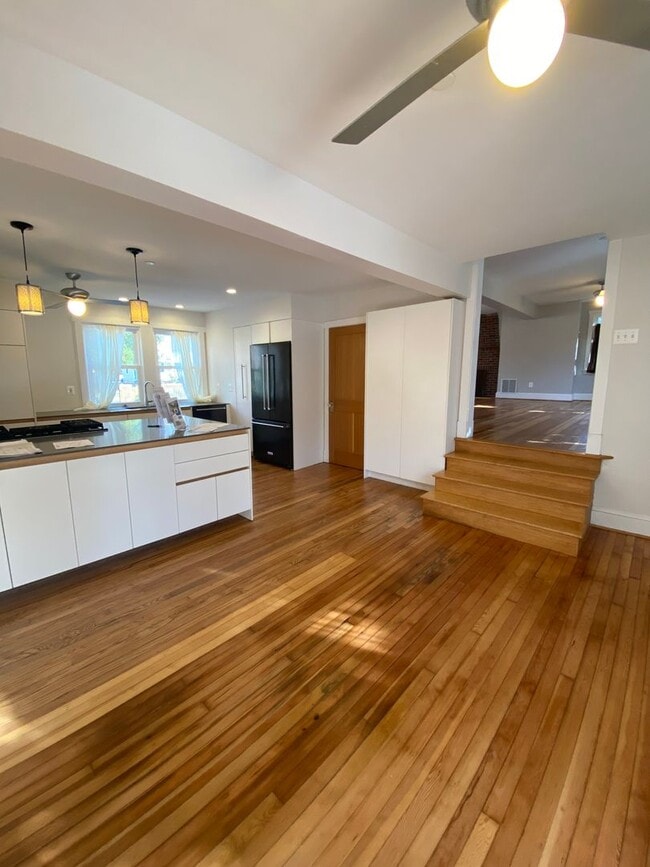 Building Photo - 4 Bedroom / 2 Bath Eastport Cape Cod
