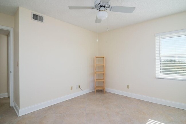 Building Photo - 160 Columbia Dr