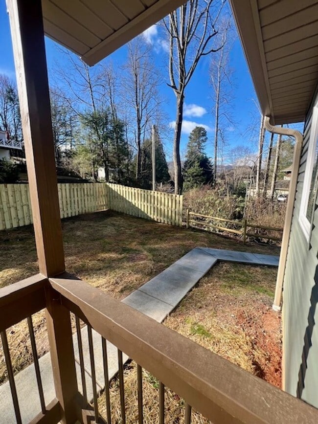 Building Photo - Black Mountain Duplex Rental-Fabulous Location!