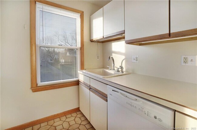 Building Photo - 132 Hemingway Ave